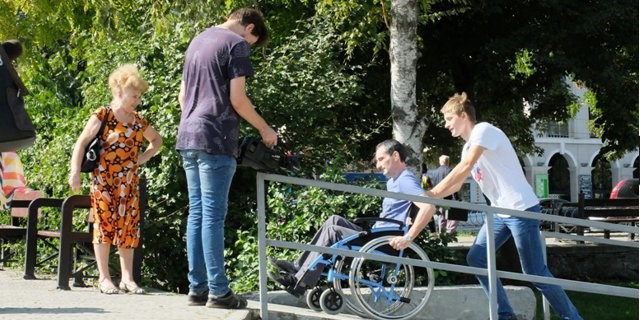 Таганрог. Человек в инвалидной коляске в городской среде 